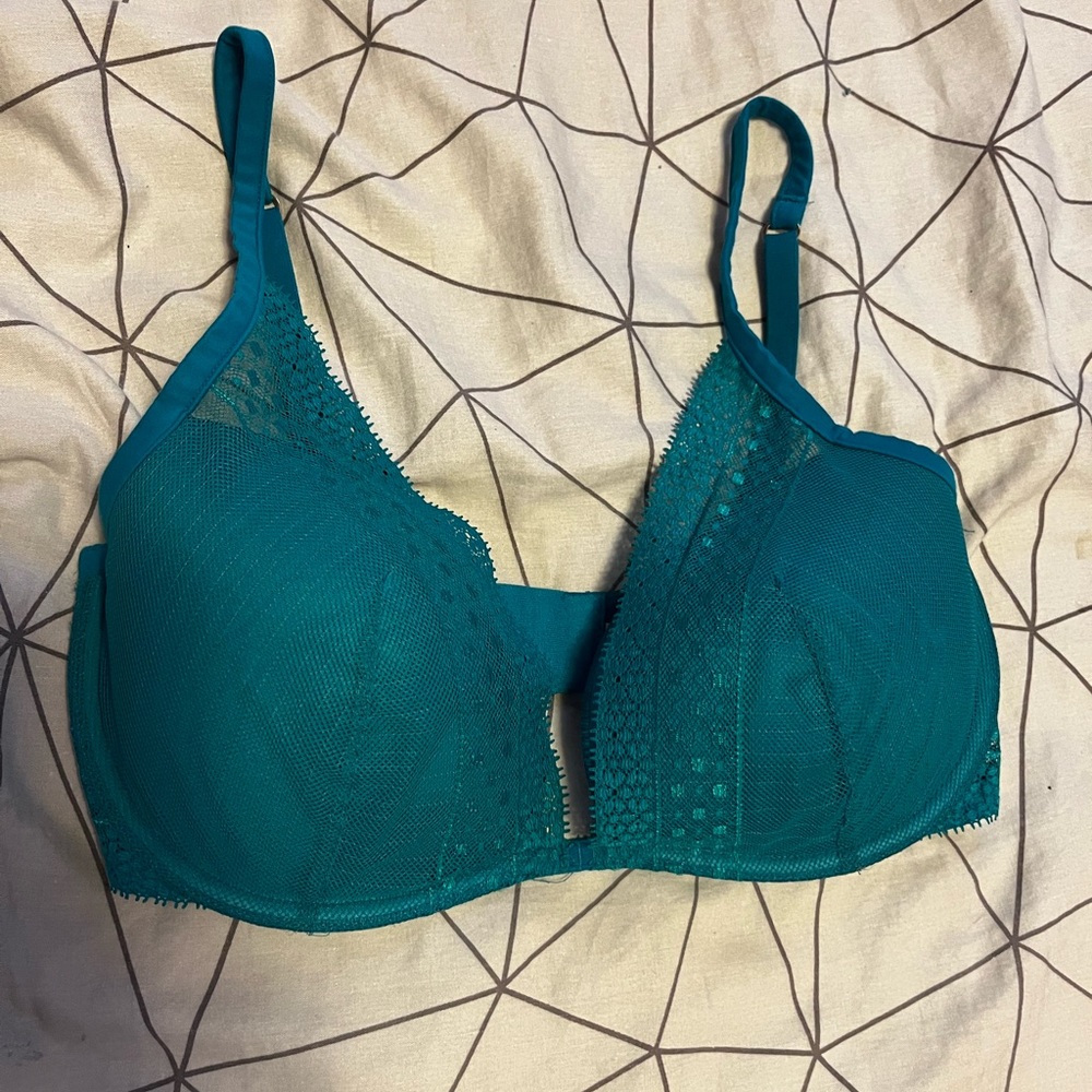 Excellent condition, 34 DD Victoria’s Secret lightly lined push-up bra